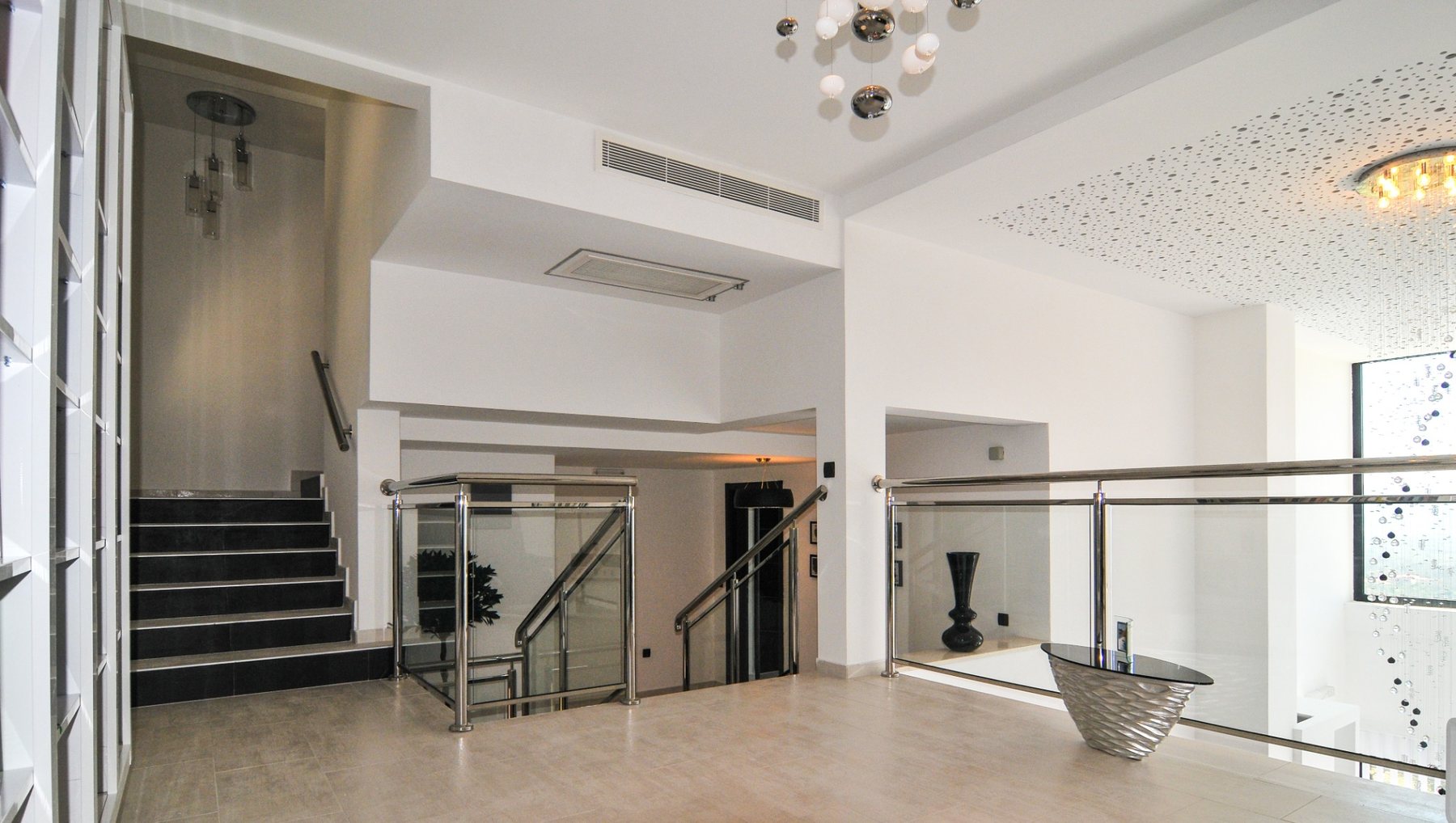 Villa Katarina — Upper landing and staircase